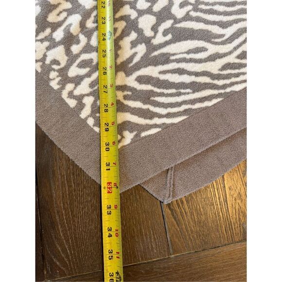 Barefoot Dreams NWOT Cozy Chic Ultra Lite Ocean Dreams Animal Print Poncho One S - Picture 10 of 11